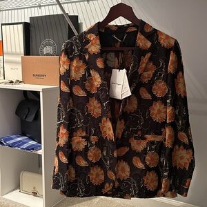 FLASH SALE $3,000 Brand New Salvatore Ferragamo Floral Blazer
Size: 36